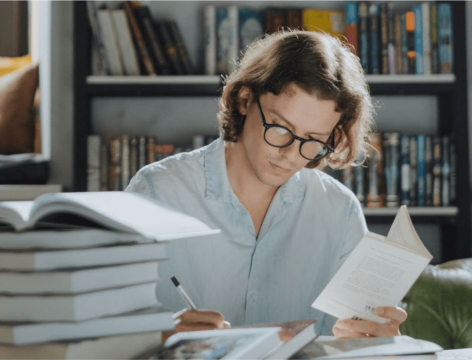 Persona leyendo en la Escuela de Consumos Digitales